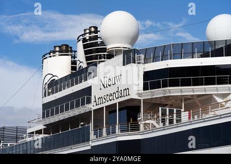 Sitka, Alaska, États-Unis - 24 septembre 2024 : navire de croisière Nieuw Amsterdam par Holland America Line amarré à Sitka, Alaska. Banque D'Images