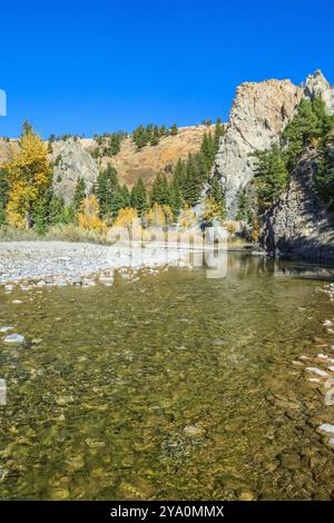 couleurs d'automne et falaise le long de la rivière dearborn près d'augusta, montana Banque D'Images