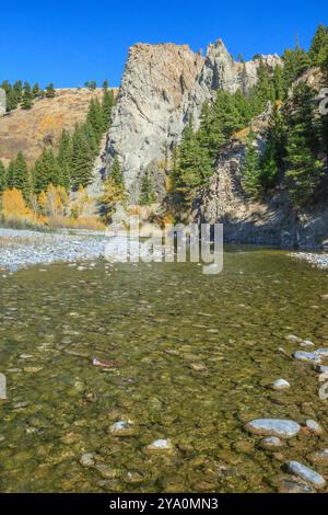 couleurs d'automne et falaise le long de la rivière dearborn près d'augusta, montana Banque D'Images