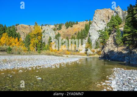 couleurs d'automne et falaise le long de la rivière dearborn près d'augusta, montana Banque D'Images