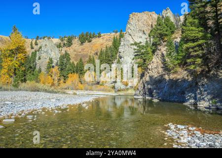 couleurs d'automne et falaise le long de la rivière dearborn près d'augusta, montana Banque D'Images