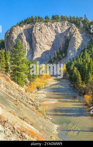 couleurs d'automne et falaise le long de la rivière dearborn près d'augusta, montana Banque D'Images