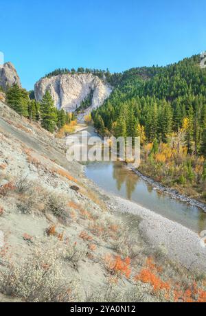 couleurs d'automne et falaise le long de la rivière dearborn près d'augusta, montana Banque D'Images