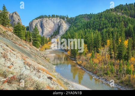 couleurs d'automne et falaise le long de la rivière dearborn près d'augusta, montana Banque D'Images