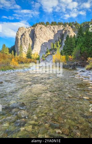 couleurs d'automne et falaise le long de la rivière dearborn près d'augusta, montana Banque D'Images