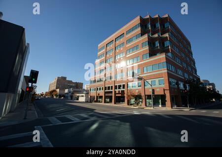 Bakersfield, Californie, États-Unis - 24 novembre 2023 : le soleil de l'après-midi brille sur le noyau urbain historique du centre-ville de Bakersfield. Banque D'Images