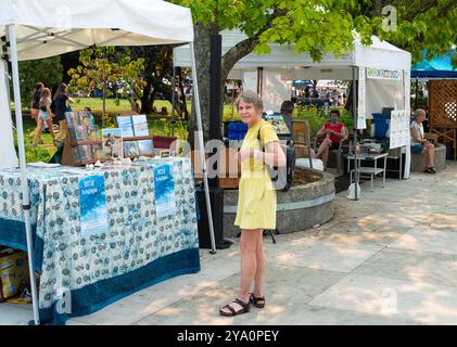 Une femme, 74 ans, au marché de Ganges sur Salt Spring Island, BC, Canada. Banque D'Images