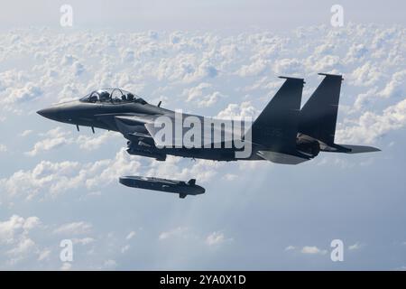 Séoul, Corée du Sud. 10 octobre 2024. 11 octobre 2024-Séoul, Corée du Sud-ROK Air Force F-15K participent à un essai de tir réel de missile TAURUS en mer occidentale en Corée du Sud. Lors des essais menés mardi et jeudi, des avions de chasse F-15K ont tiré le missile Taurus, qui a volé 400 kilomètres et a réussi à frapper des cibles pré-désignées dans la mer jaune, selon les responsables de l'Armée de l'Air. (Crédit image : © Ministère de la Défense via ZUMA Press Wire) USAGE ÉDITORIAL SEULEMENT! Non destiné à UN USAGE commercial ! Banque D'Images