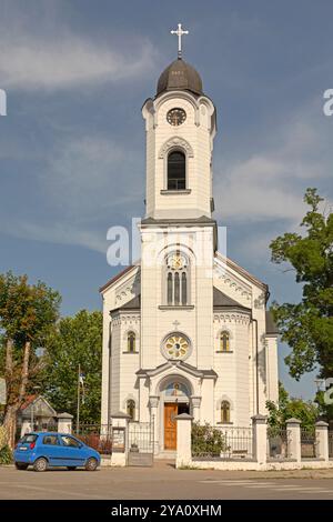 Stara Pazova, Serbie - 30 juin 2021 : Tall Clock Tower à l'église orthodoxe serbe de la traduction des reliques de Nicolas à Belegis Village in V. Banque D'Images