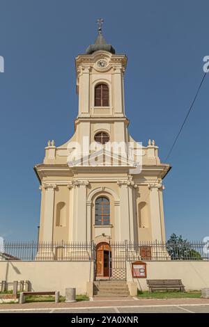 Stara Pazova, Serbie - 30 juin 2021 : Tall Clock Tower à l'église orthodoxe serbe de l'Église orthodoxe de suivante Nicholas au village de Surduk en Voïvodine Sunny Summer Day. Banque D'Images