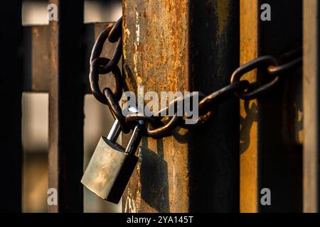 Cadenas et chaîne sur grille de fer au Brésil Banque D'Images