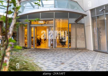 Londres, Royaume-Uni- 19 septembre 2024 : entrée du magasin de détail de la marque Zara et panneau sur la devanture du centre commercial Battersea. Banque D'Images