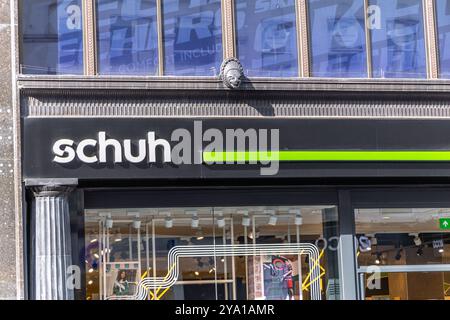 Londres, Royaume-Uni- 19 septembre 2024 : magasin Schuh chaussure botte sneaker trainer sur Oxford Street Banque D'Images