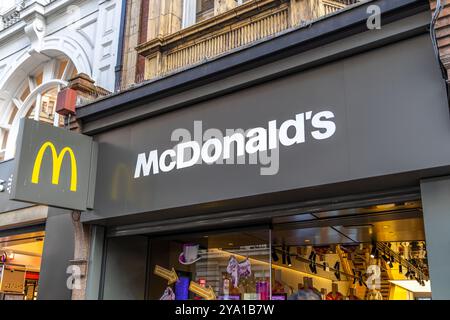 Londres, Royaume-Uni- 19 septembre 2024 : emblématique enseigne du restaurant McDonalds sur Urban Street Front - marque de la chaîne de restauration rapide Banque D'Images