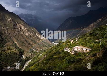 Pékin, Chine. 11 octobre 2024. Cette photo prise le 11 octobre 2024 montre un arc-en-ciel au-dessus d'un village du canton de Zhonglu dans le comté de Danba, dans la province du Sichuan, au sud-ouest de la Chine. Crédit : Lyu Mingxiang/Xinhua/Alamy Live News Banque D'Images