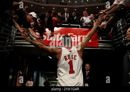 Derrick Rose, garde des Chicago Bulls, célèbre avec ses fans alors qu'il se rend dans les vestiaires après que son équipe ait battu les Celtics de Boston, 101-93, au United Center le 13 avril 2010, à Chicago. (Photo de Nuccio DiNuzzo/Chicago Tribune/TNS/Sipa USA) crédit : Sipa USA/Alamy Live News Banque D'Images