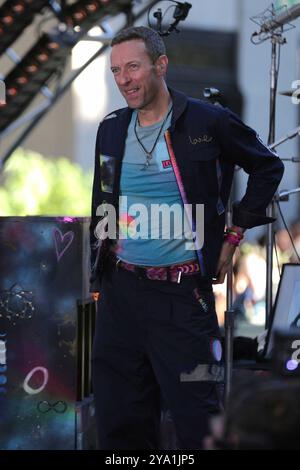 New York. 08 octobre 2024. NEW YORK, NEW YORK - 08 OCTOBRE : Chris Martin de Coldplay se produit en direct dans le spectacle 'Today' de NBC au Rockefeller Plaza le 8 octobre 2024, à New York. Le groupe de rock britannique a livré une performance énergique, captivant le public avec leurs chansons à succès. Les fans se sont rassemblés tôt le matin pour assister à l'événement, bravant le temps de l'automne pour avoir la chance de voir Coldplay en direct en action. (Crédit : Giada Papini/EuropaNewswire)/dpa/Alamy Live News Banque D'Images