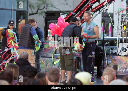 New York. 08 octobre 2024. NEW YORK, NEW YORK - 08 OCTOBRE : Chris Martin de Coldplay se produit en direct dans le spectacle 'Today' de NBC au Rockefeller Plaza le 8 octobre 2024, à New York. Le groupe de rock britannique a livré une performance énergique, captivant le public avec leurs chansons à succès. Les fans se sont rassemblés tôt le matin pour assister à l'événement, bravant le temps de l'automne pour avoir la chance de voir Coldplay en direct en action. (Crédit : Giada Papini/EuropaNewswire)/dpa/Alamy Live News Banque D'Images