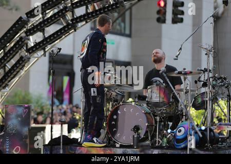 New York. 08 octobre 2024. NEW YORK, NEW YORK - 08 OCTOBRE : Chris Martin de Coldplay se produit en direct dans le spectacle 'Today' de NBC au Rockefeller Plaza le 8 octobre 2024, à New York. Le groupe de rock britannique a livré une performance énergique, captivant le public avec leurs chansons à succès. Les fans se sont rassemblés tôt le matin pour assister à l'événement, bravant le temps de l'automne pour avoir la chance de voir Coldplay en direct en action. (Crédit : Giada Papini/EuropaNewswire)/dpa/Alamy Live News Banque D'Images