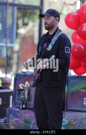 New York. 08 octobre 2024. NEW YORK, NEW YORK - 08 OCTOBRE : Chris Martin de Coldplay se produit en direct dans le spectacle 'Today' de NBC au Rockefeller Plaza le 8 octobre 2024, à New York. Le groupe de rock britannique a livré une performance énergique, captivant le public avec leurs chansons à succès. Les fans se sont rassemblés tôt le matin pour assister à l'événement, bravant le temps de l'automne pour avoir la chance de voir Coldplay en direct en action. (Crédit : Giada Papini/EuropaNewswire)/dpa/Alamy Live News Banque D'Images