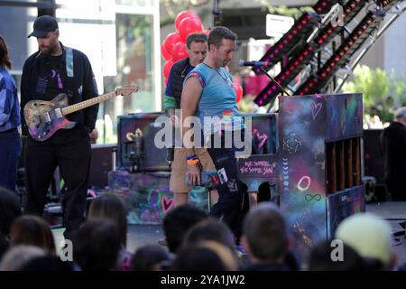 New York. 08 octobre 2024. NEW YORK, NEW YORK - 08 OCTOBRE : Chris Martin de Coldplay se produit en direct dans le spectacle 'Today' de NBC au Rockefeller Plaza le 8 octobre 2024, à New York. Le groupe de rock britannique a livré une performance énergique, captivant le public avec leurs chansons à succès. Les fans se sont rassemblés tôt le matin pour assister à l'événement, bravant le temps de l'automne pour avoir la chance de voir Coldplay en direct en action. (Crédit : Giada Papini/EuropaNewswire)/dpa/Alamy Live News Banque D'Images