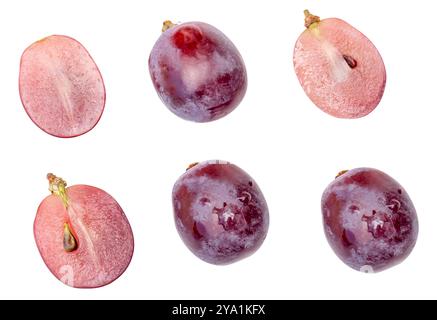 Vue de dessus ensemble de raisin rouge frais ou fruits de raisin violet avec des moitiés est isolé sur fond blanc. Banque D'Images