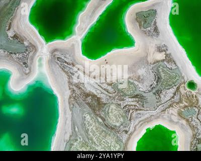 Vue de dessus sur les piscines émeraude du lac Dachaidan à Qinghai, Chine, espace de copie pour le texte, aérien, fond drone prise Banque D'Images