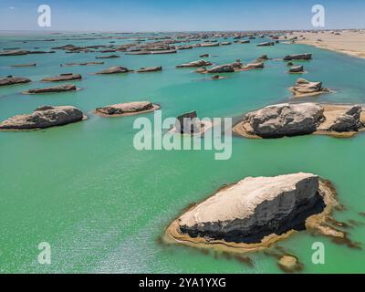 Vue aérienne du parc géologique de Yadan, situé dans le bassin de Qaidam, ou grand chai dan, province de Qinghai, Chine. Il comprend le landfor Yadan Banque D'Images