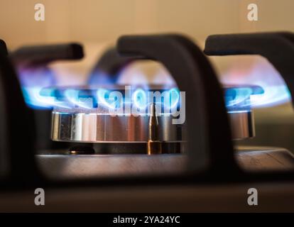 Brûleurs à gaz éclairés dans la cuisine moderne. Photo de haute qualité Banque D'Images
