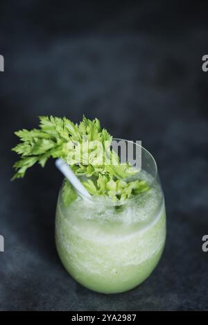 Verre de jus de légumes verts sains avec chou frisé et céleri Banque D'Images