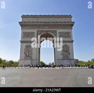 Une vue centrale sur l'Arc de Triomphe par temps clair avec peu de monde, Paris Banque D'Images