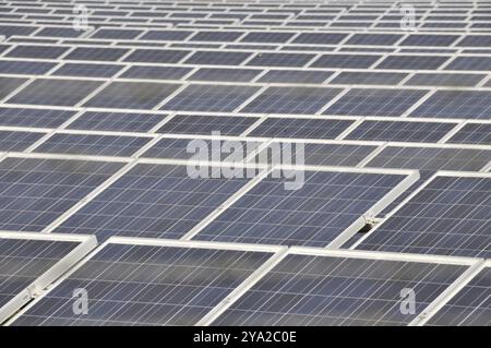 À Troisdorf-Oberlar, le plus grand système photovoltaïque au sol actuellement en Rhénanie du Nord-Westphalie est installé sur une superficie de 80 000 m2 met Banque D'Images