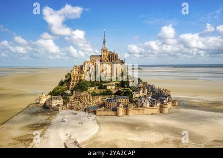 Abbaye gothique sur une île de sable, surmontée d'une tour, en plein jour, le Mont-Saint-Michel Banque D'Images