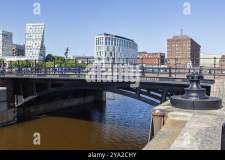 Pont sur une rivière avec des bâtiments modernes en arrière-plan, Liverpool Banque D'Images