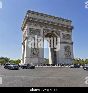 Vue de l'Arc de Triomphe et ciel ouvert, les gens et les voitures dans la rue, Paris Banque D'Images