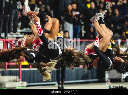 College Park, États-Unis. 30 septembre 2024. COLLEGE PARK, MD - 11 OCTOBRE : les pom-pom-pom-meneurs du Maryland jouent lors d'un match de football Big10 entre les Maryland Terrapins et les Northwestern Wildcats, le 11 octobre 2024, à SECU Field, à College Park, Maryland. (Photo de Tony Quinn/SipaUSA) crédit : Sipa USA/Alamy Live News Banque D'Images