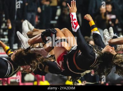 College Park, États-Unis. 30 septembre 2024. COLLEGE PARK, MD - 11 OCTOBRE : les pom-pom-pom-meneurs du Maryland jouent lors d'un match de football Big10 entre les Maryland Terrapins et les Northwestern Wildcats, le 11 octobre 2024, à SECU Field, à College Park, Maryland. (Photo de Tony Quinn/SipaUSA) crédit : Sipa USA/Alamy Live News Banque D'Images