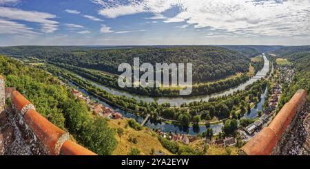 Vue panoramique sur une rivière sinueuse entourée de forêts et de collines, au premier plan un village et un pont sous un ciel bleu, le château de Randeck Banque D'Images