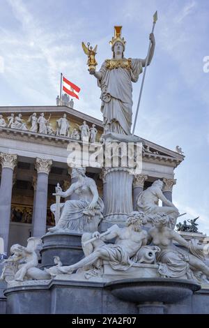 Gros plan de la statue de Pallas Athena devant le Parlement de Vienne, Vienne Banque D'Images