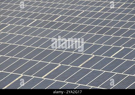 À Troisdorf-Oberlar, le plus grand système photovoltaïque au sol actuellement en Rhénanie du Nord-Westphalie est installé sur une superficie de 80 000 m2 met Banque D'Images