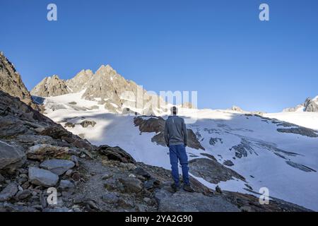 Alpiniste dans le paysage de montagne, sommet rocheux de l'aiguille du Tour et Glacier du Tour dans la lumière du soir, glacier et sommet de montagne, Chamonix, Hau Banque D'Images