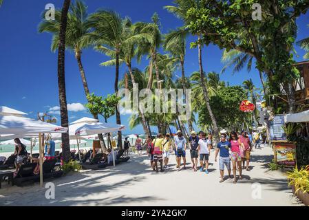 Touristes sur la station 2 plage principale occupé magasin restaurant rue inboracay île philippines Banque D'Images