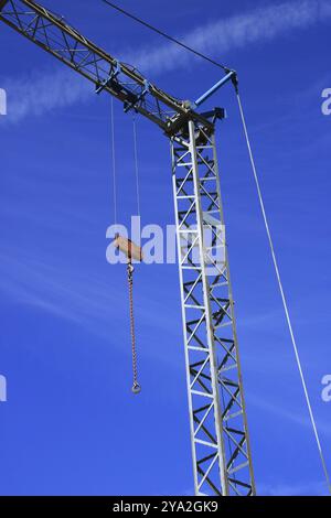 Accrochez une grue de chantier, pour soulever des poids lourds avec une chaîne Banque D'Images