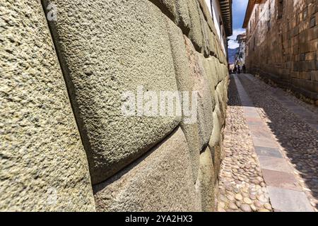 Douze angles en pierre, belle rue étroite et murs de bâtiments dans le centre de Cusco ou Cuzco ville, Pérou. Amérique du Sud Banque D'Images