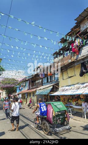 Taxis tricycle dans la rue historique de la zone coloniale intramuros du vieux manille philippines Banque D'Images