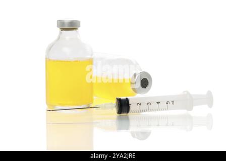 Seringue et ampoules temps sur une table, isolé Banque D'Images