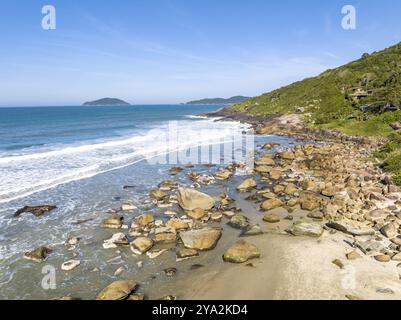 Littoral avec plage, montagnes et océan bleu avec vagues au Brésil. Vue aérienne de la plage de Saquinho. Florianopolis Santa Catarina. SC Banque D'Images