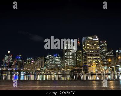 Vue d'ensemble moderne de Darling Harbour dans le centre de sydney en australie la nuit Banque D'Images