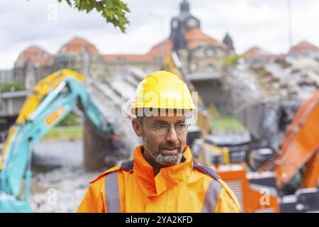 À la suite de l'effondrement de certaines parties du pont Carola, des travaux de démolition ont commencé du côté de la vieille ville. Les sections du pont du côté de la vieille ville étaient désespérées Banque D'Images