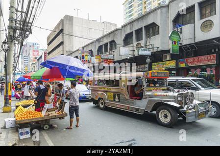Jeepney bus dans manila chinatown rue aux philippines Banque D'Images